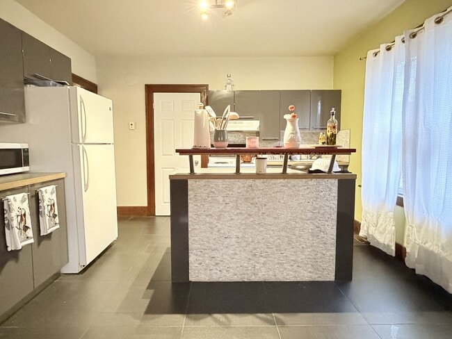 Photo du bâtiment - 693 Partington Ave