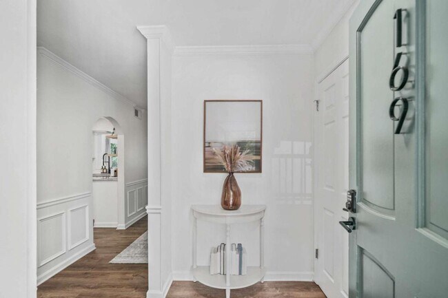 Foto del edificio - 169 Amherst Pl NW