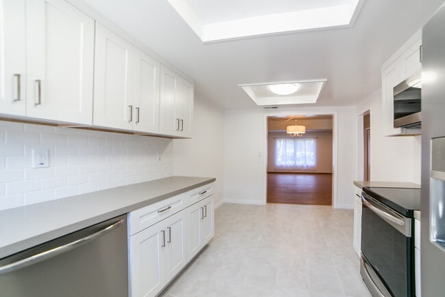 Building Photo - 9743 Reseda Blvd #3