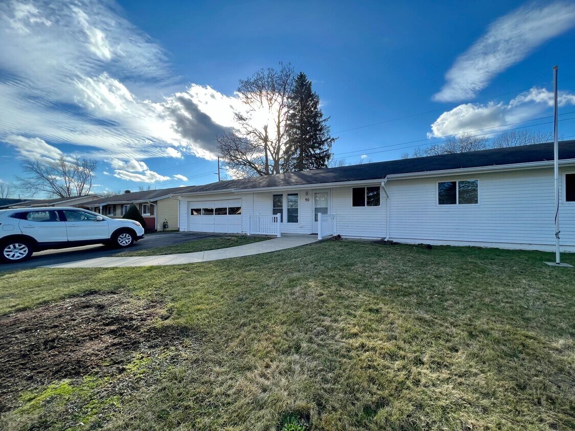 Foto principal - Expansive 4-Bedroom, 2-Bath Home Offering ...