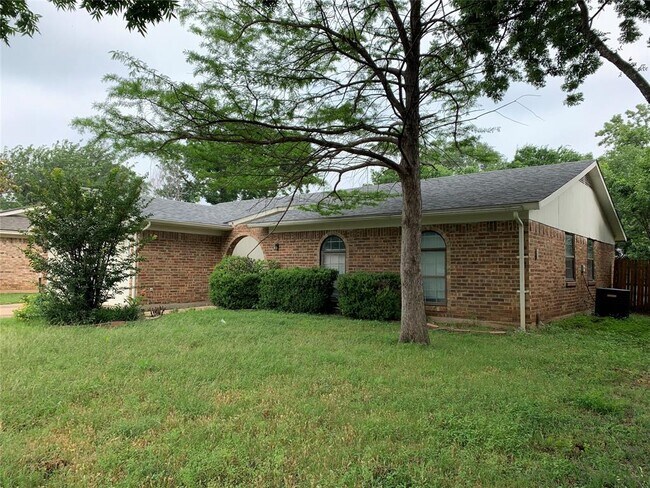Building Photo - 520 Mustang Dr
