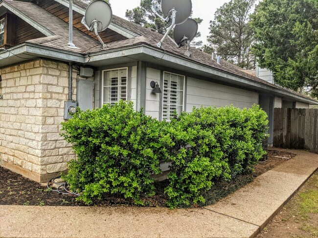 Building Photo - 106 Commercial Dr