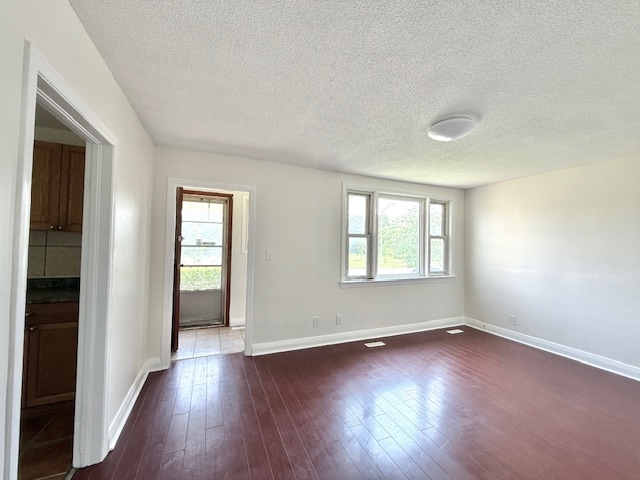 Building Photo - COZY 2 bedroom - Main Floor Unit ALL INCLU...