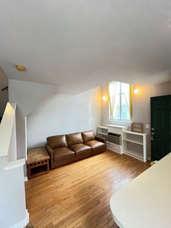 Foto del edificio - 1 bedroom 1 bath townhome near campus and ...