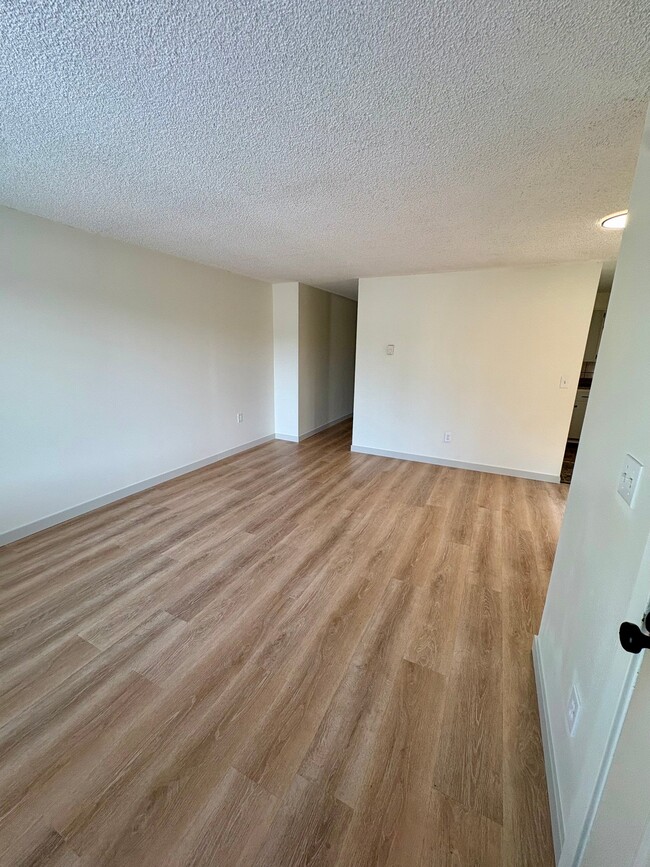Building Photo - 102 W Cora Ave