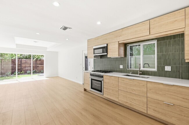 Foto del edificio - Beautiful modern 3 Bed + 2 Bath House