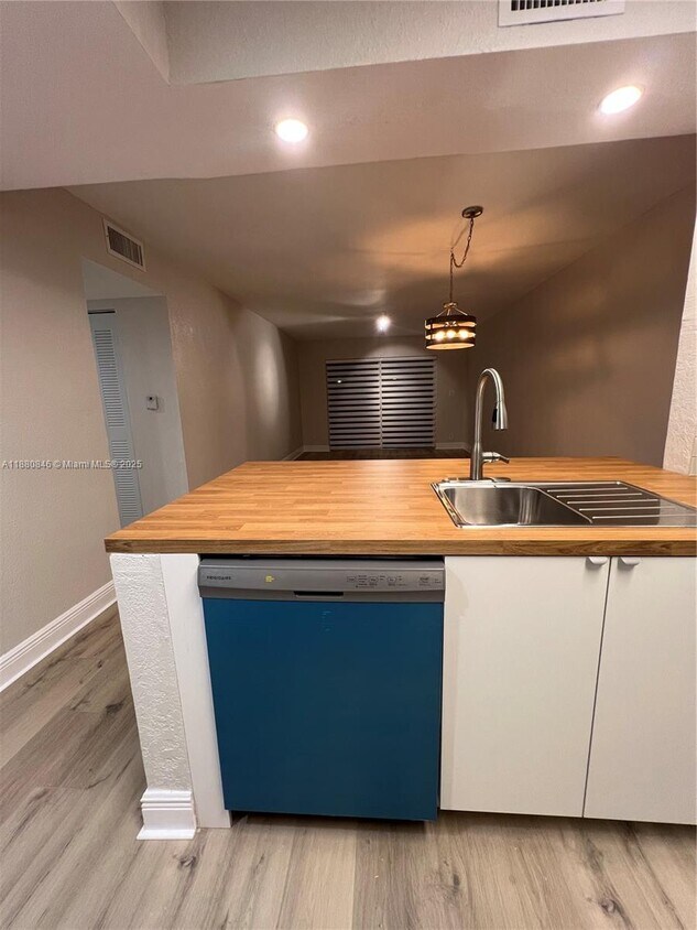 Foto principal - 5201 Geneva Ct