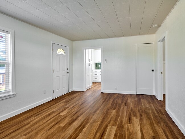 Building Photo - 1212 Alder Dr NE