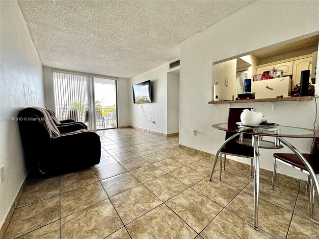 Foto del edificio - 8145 NW 7th St