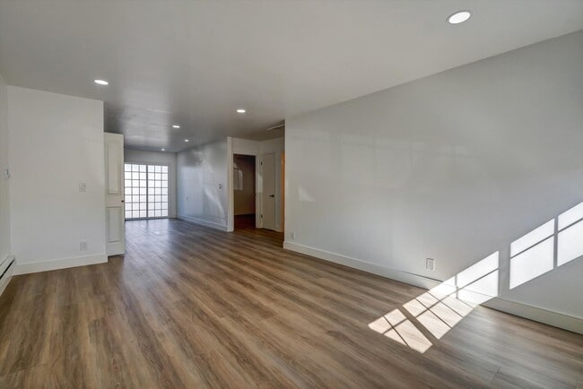 Building Photo - 568 Simon St