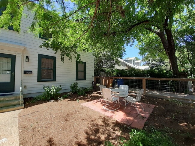 Building Photo - "Charming 2-Bedroom Duplex with Hardwood F...