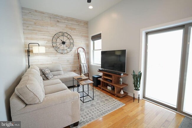 Foto del edificio - 341 Cantrell St