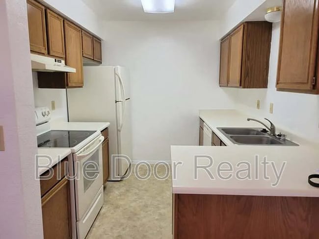 Building Photo - 2900 Vista Del Rey NE