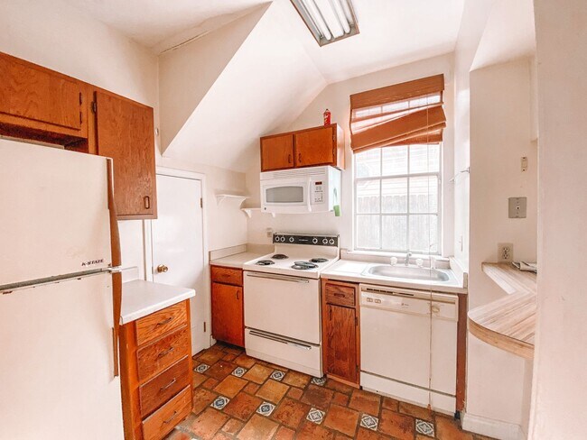 Building Photo - Centrally Located Condo!! Near Magazine St...