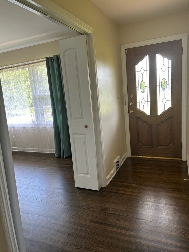 Building Photo - 87 Davis St