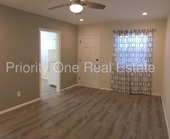 Foto del edificio - 515 Ivy Ln