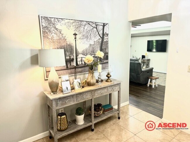 Foto del edificio - FULLY FURNISHED, Beautiful Home Located In...