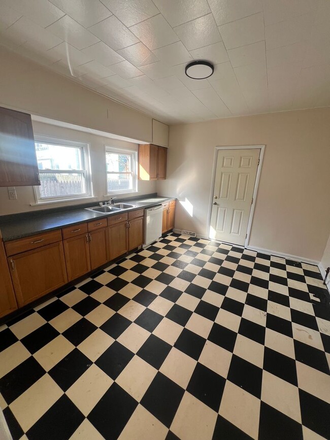 Building Photo - 326 Ash St