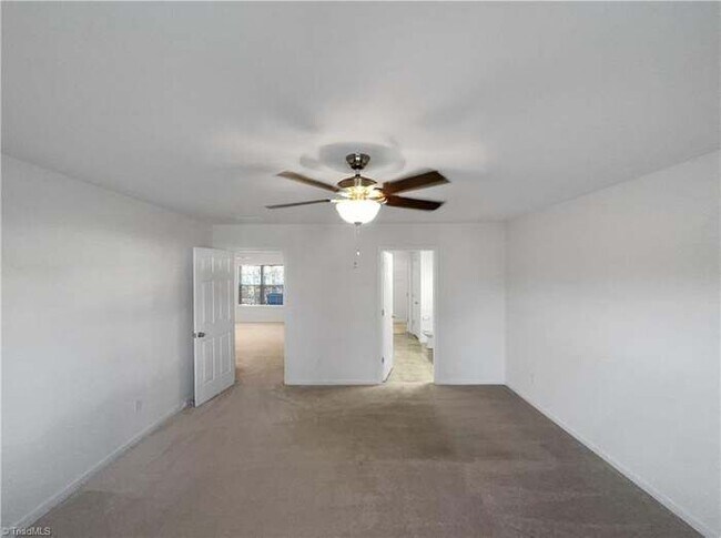 Foto del edificio - 2102 Longburn Dr