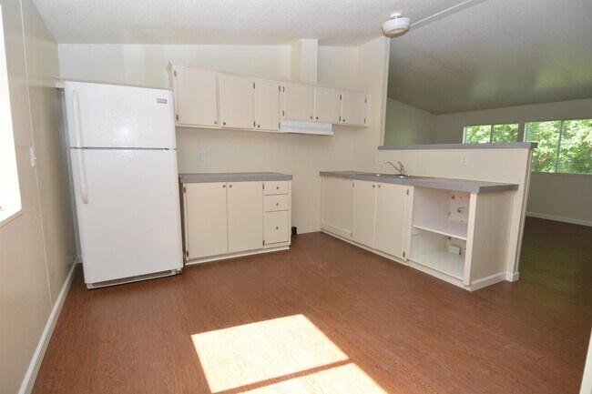 Building Photo - 2120 Little River Rd
