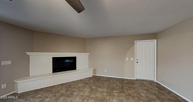Building Photo - 926 E Mesquite Ave