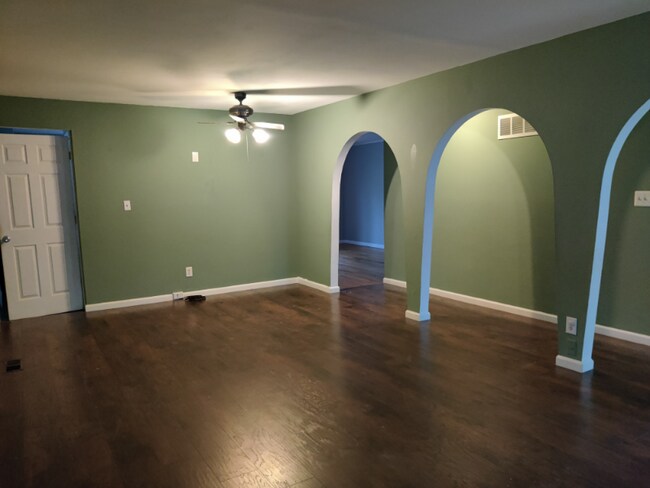 Building Photo - 547 Blazedwood Dr