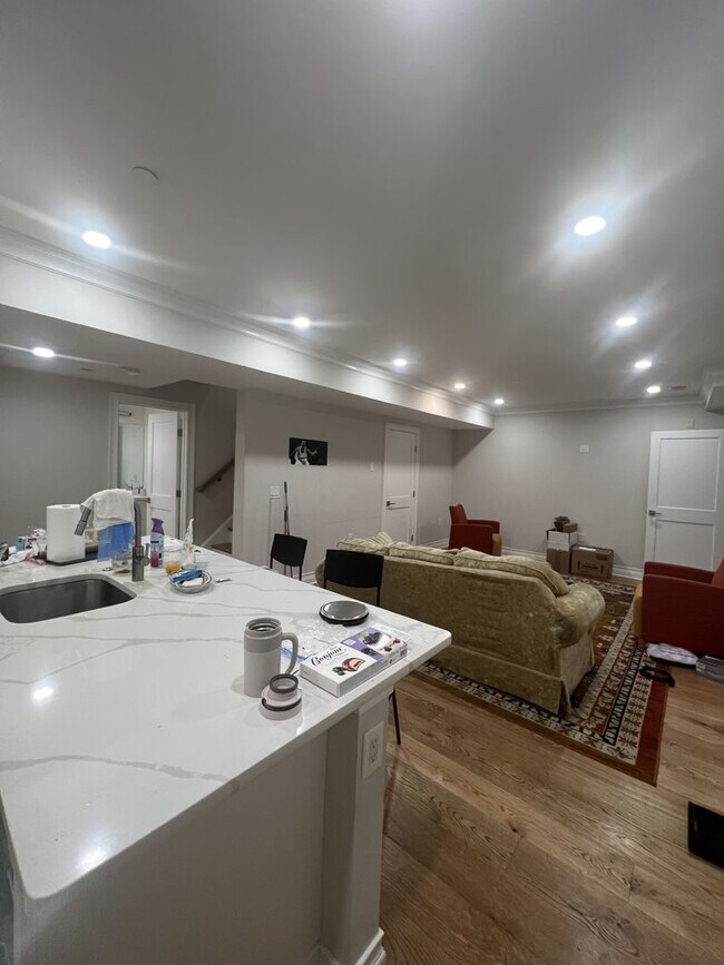 Building Photo - Recently renovated 3 spacious bedrooms + 2...