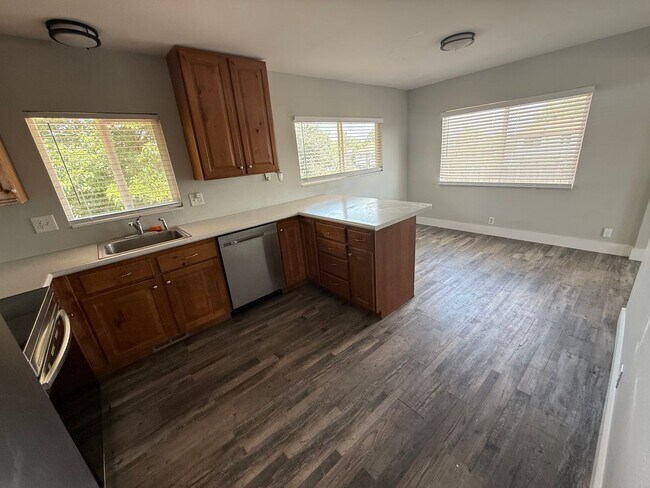 Building Photo - Beautiful splint entry West Jordan home ready for move in!