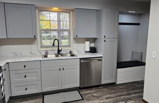 Foto del edificio - 2406 Roxbury Rd