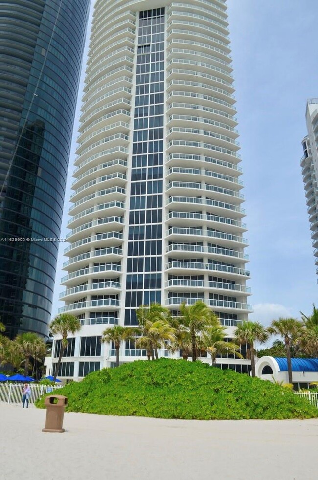 Foto del edificio - 18671 Collins Ave