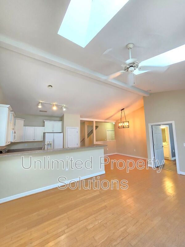 Building Photo - 318 Monlandil Dr