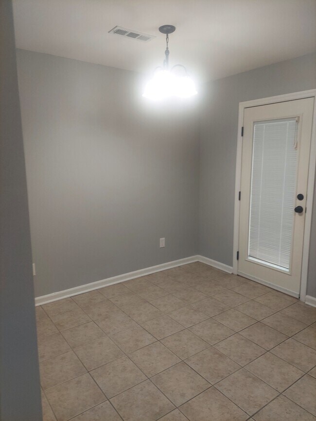 Área de la puerta trasera de la cocina - 1438 Vance Rd