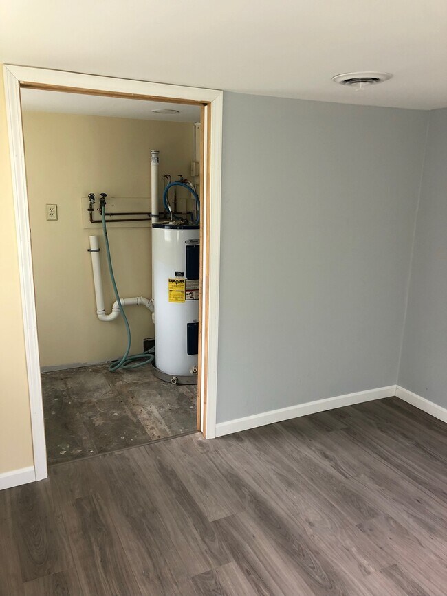 Utility room w/d hook up - 3300 Rose Ave