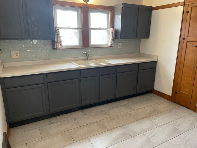 Foto del edificio - 2100-2102 S 85th St.