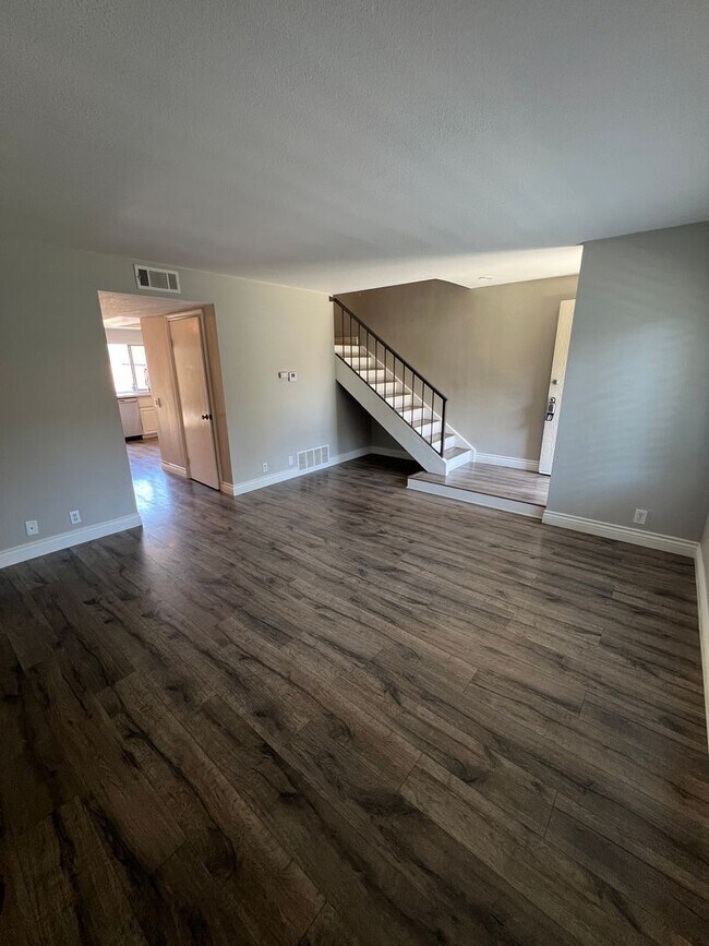 Building Photo - Updated Townhome in Ventura