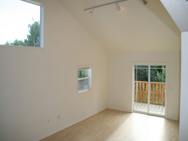 Building Photo - 543 E Residence St