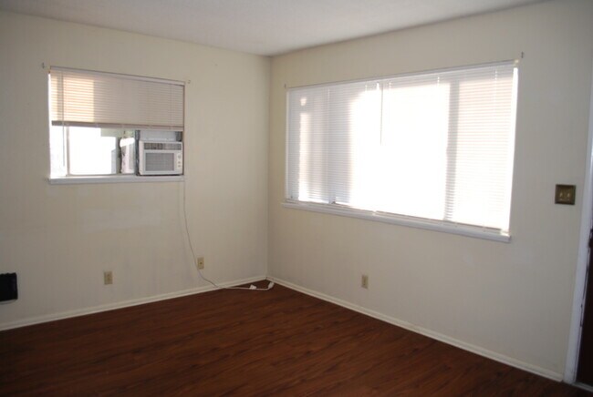 Building Photo - Charming Duplex Unit Near NNU!