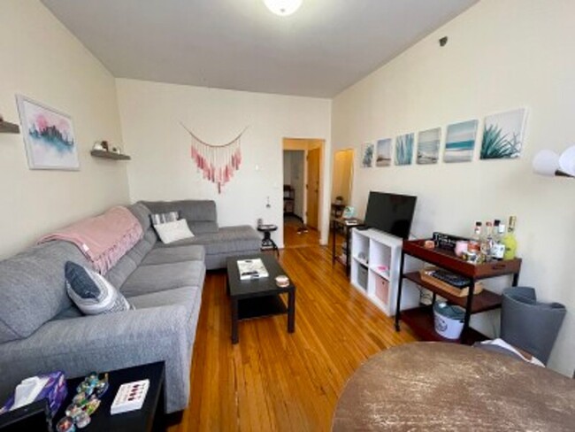 Foto del edificio - Renovated Brighton 1 Bed on Chestnut Hill ...