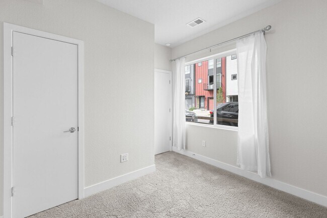 Building Photo - 1072 Eaton St