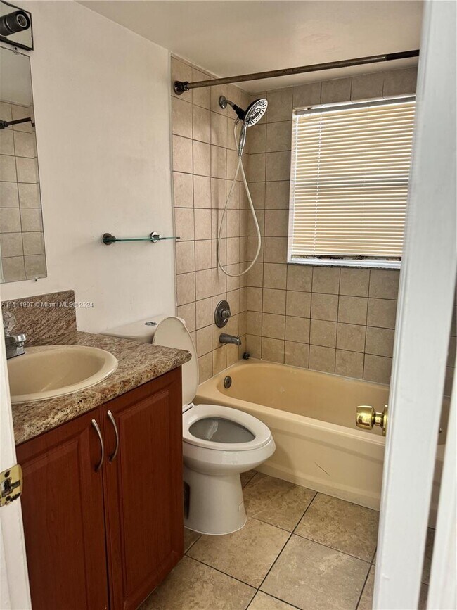 Building Photo - 10028 Twin Lakes Dr