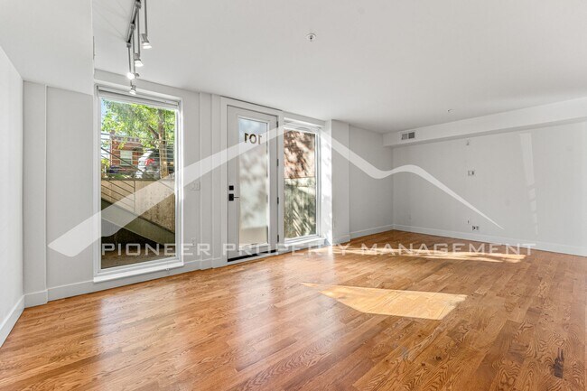 Building Photo - Spacious Condo with Patio and Parking