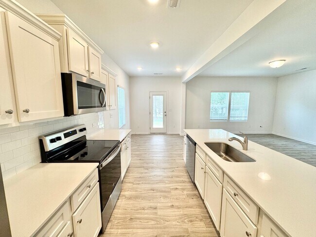 Building Photo - 3 br Paired Home minutes from I-77 and I-40 READY NOV 14th