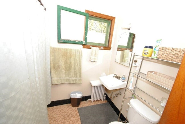 Building Photo - 6220A