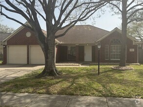 Building Photo - 210 McVoy Dr