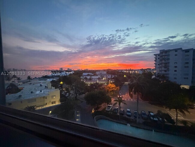 Foto del edificio - 900 Bay Dr E