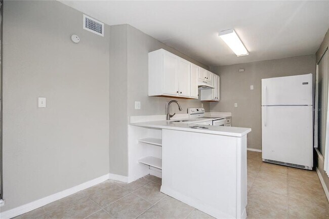 Foto del edificio - 6813 N Clearview Ave