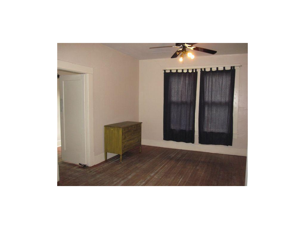 Foto del edificio - AUGUST PRE-LEASE: Huge 4 or 5 bedroom hous...