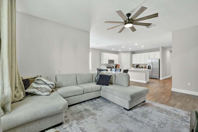 Foto del edificio - 6544 Cloverdale Ave