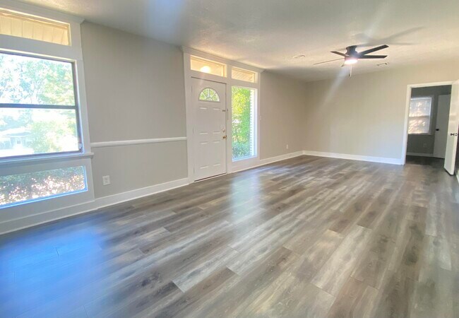 Foto del edificio - 2140 Silverdale Rd