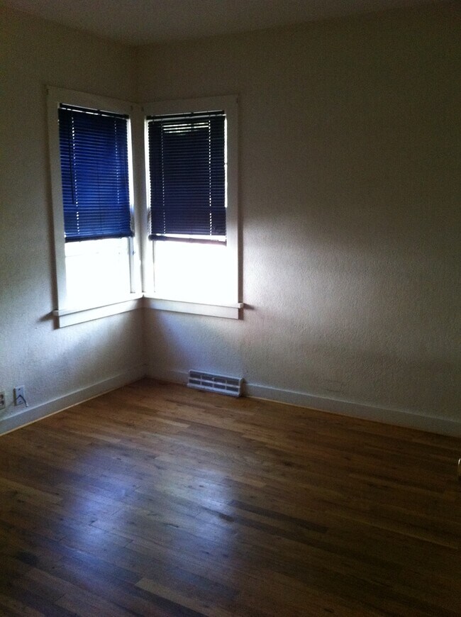 Building Photo - 3 bedroom 1 bath